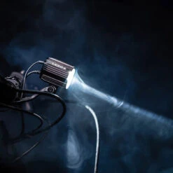 Lezyne Super HB STVZO E1000 Feu Avant Pour Vélo électrique -Magasin De Vélos 4710582549243LezyneSuperHBSTVZOE1000E BikeFrontlicht1 LED ESPHB V104AE Action1